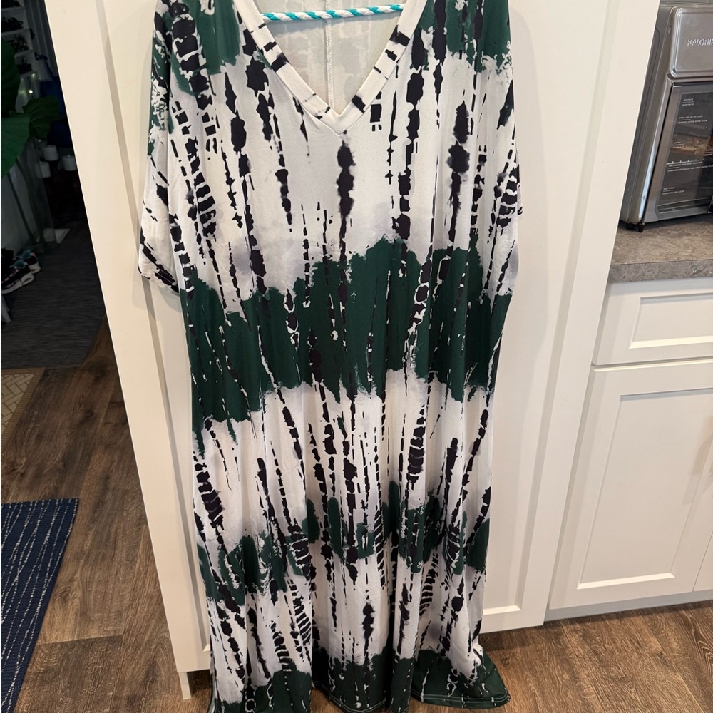 V-Neck Maxi Dress in Emerald Green Tie-Dye